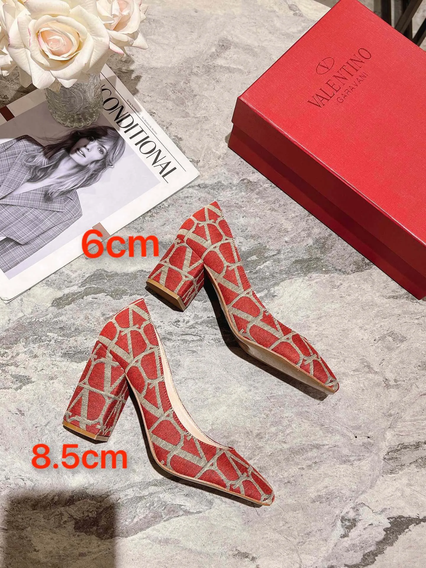 👟👟Ex-factory price 440👟👟 Genuine leather sole +40 Top version 𝑉𝐴𝐿𝐸𝑁𝑇𝐼𝑁𝑂 Valentino new spring and summer women's 5⃣️ color spring shoes. The unique [V logo fabric print pattern] brings out a full sense of high-end, and the new season will live up to expectations! Worth buying★Absolutely high-grade❥Original method, Absolutely sensual❥Elegant style, creating a different feeling, simple and elegant style!  Code number: 35-41 (34-42 customized) Fabric: Fabric printed cloth Lining: Sheepskin lining Heel height: 6cm～8.5cm2⃣️ options Leather outsole Rubber outsole